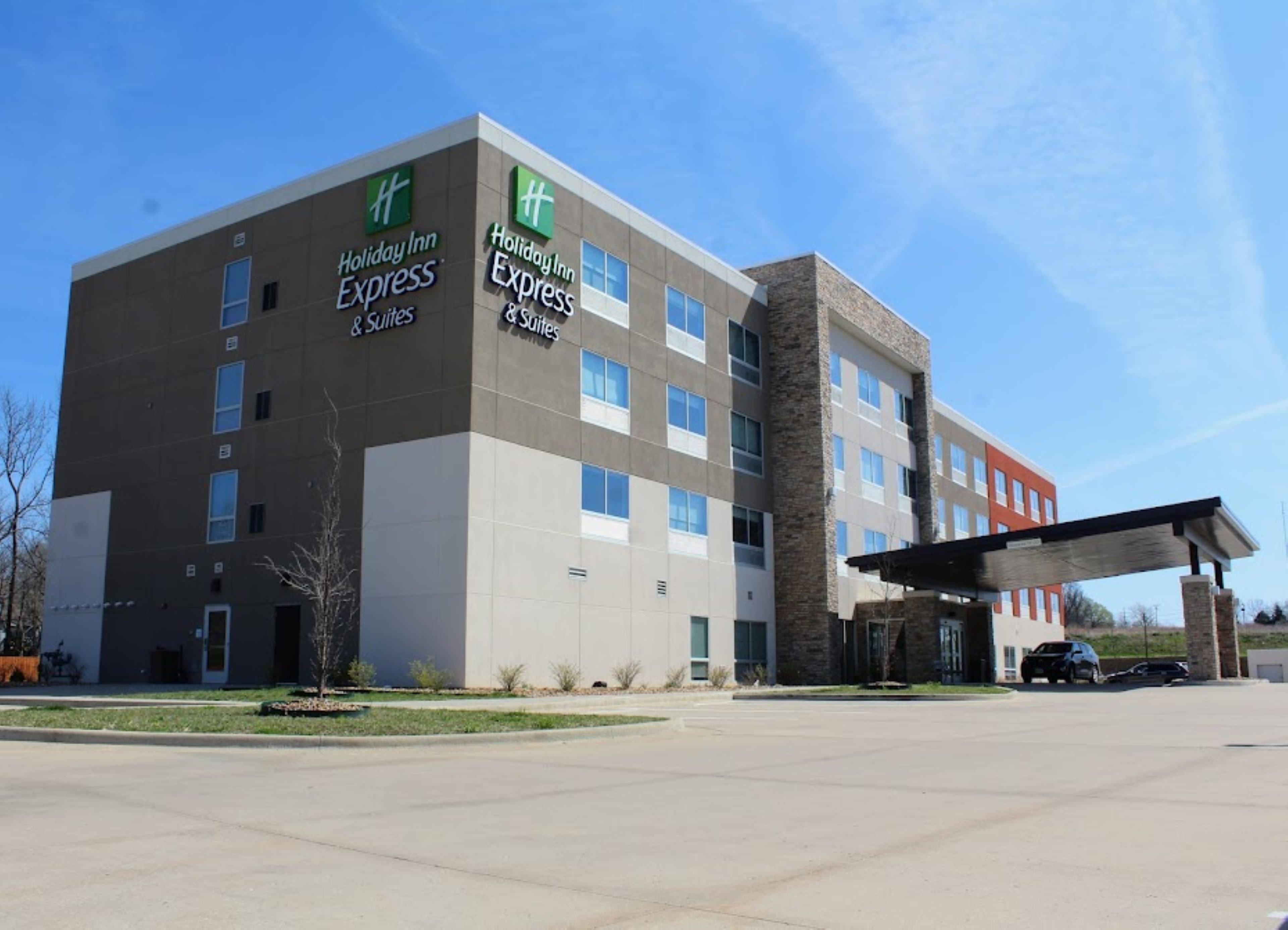 Holiday Inn Express & Suites Warrensburg North By Ihg Exterior photo